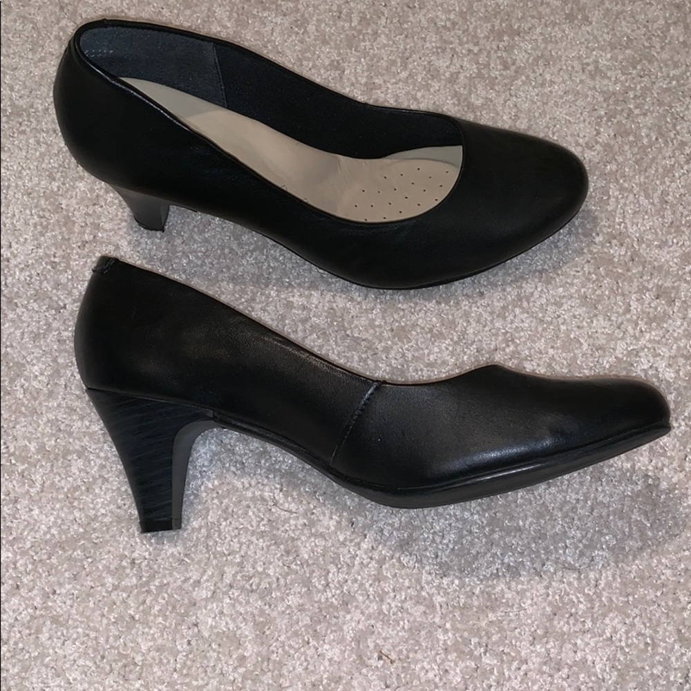 Black Flexi Heels. New, never worn. no tags. Sz 10